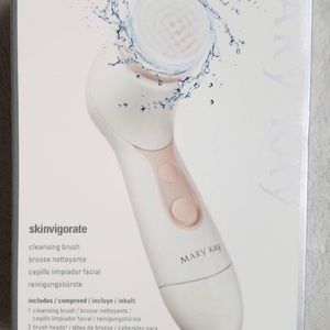 Facial cleansing brush